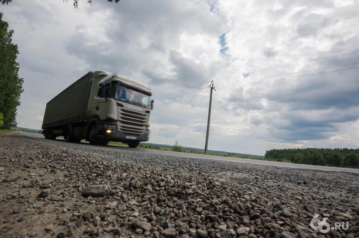 Тысячи фур застряли на границе Казахстана и России Заторы начались после закрытия всех пунктов пропуска между КНР и Казахстаном в начале октября из за торжеств в Китае Главный переход Достык Алашанькоу обслуживает максимум тысячу машин в день и сейчас фактически парализован На границе с Россией ждут проезда около 2 5 тысяч грузовиков а с китайской стороны еще 10 тысяч Из за этого задерживаются и поезда контейнеры из Китая стоят до двух недель а доставка в Россию подорожала на 300 500 Пробки на границе эксперты объясняют усилением контроля за контрафактом и санкционными товарами Поток подержанный авто также кратно вырос на фоне разговоров об удорожании утильсбора В сентябре спрос на такие машины подскочил до 300 а импорт на Дальнем Востоке в 5 раз