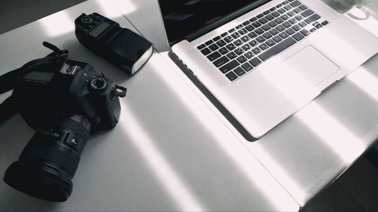 Чего ждать от камер завтра ИИ разгоняет качество цветопередачи Ученые Самарского университета имени Королева разработали новый способ улучшения цветопередачи цифровых камер с помощью уникального класса нейронных сетей сетей Колмогорова Арнольда KAN Это первый в мире случай применения сетей Колмогорова Арнольда для обработки изображений с целью улучшения передачи цвета Метод названный cmKAN превосходит классические техники и даже современные нейросетевые алгоритмы применяемые производителями смартфонов и камер Тесты показали что cmKAN улучшает качество цветопередачи в среднем на 37 3 по сравнению с традиционными методами Интересно что сети KAN основаны на математических разработках советских ученых Ждём появления такой технологии в устройствах