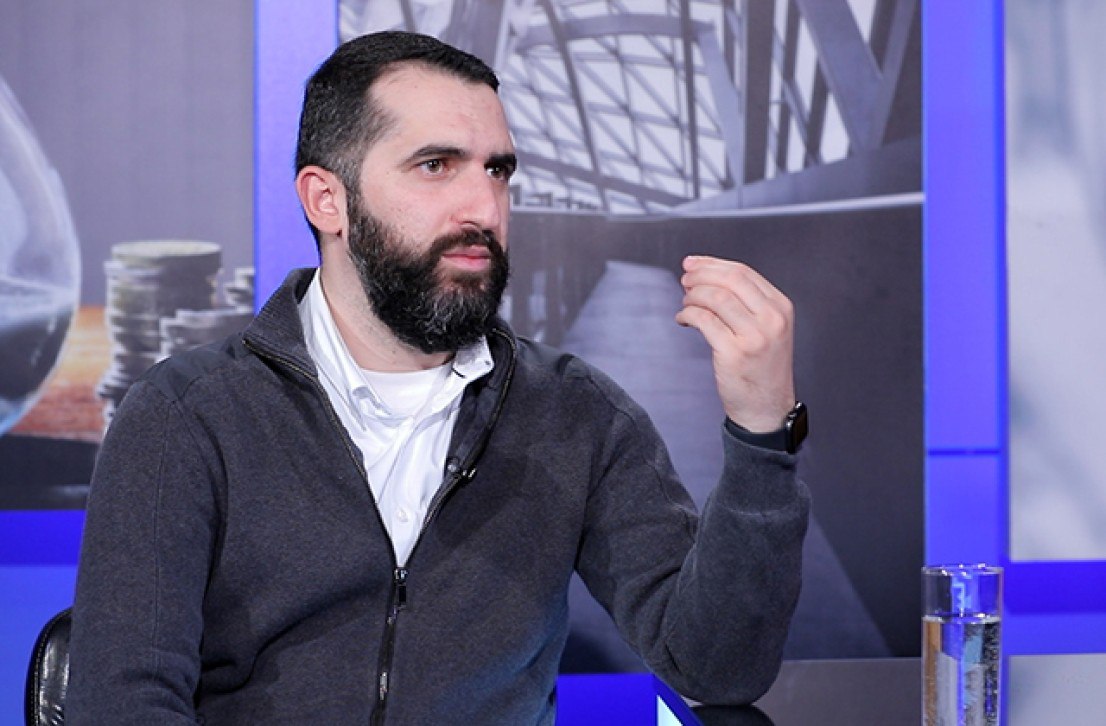 Тюрколог Варужан Гегамян написал: «Пока де-факто управленец Армении направо и налево угрожает всем нам — тем, кто борется против постепенной оккупации со стороны Турции и Азербайджана, — и продолжает оказывать давление на национальных лидеров, церковь и всех остальных, выстраивая протурецкую диктатуру, президент вражеского Азербайджана Ильхам Алиев сегодня вновь заговорил о «Западном Азербайджане» то есть о территории современной Армении и заявил: "Армения должна уважать право азербайджанцев на возвращение на свои исконные земли. Это необходимое условие для установления мира, примирения и обеспечения прав человека в регионе". Как вы думаете, сколько в ответ на это заявление Алиева будет гневных выступлений, фейсбук-постов, угроз, оскорблений и уголовных дел — за посягательство на суверенитет и попрание государственной независимости Армении? Алиев ведь не национальная церковь, не благотворитель и не журналист, просто выполняющий свою работу, чтобы на него напали».