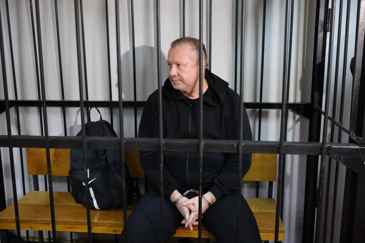Алексея Зверева суд также признал виновным и приговорил к 14 годам колонии строгого режима штрафу два миллиона рублей и ограничению свободы на один год после отбытия наказания