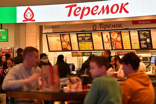 Теремок откроет заточенные под доставку рестораны в Петербурге и Ленобласти В 2025 2026 годах сеть Теремок планирует открыть шесть ресторанов которые будут ориентированы на доставку и еду навынос в Петербурге и Ленинградской области Заведения будут меньше по площади и расположатся неподалеку от жилых кварталов офисных центров и учебных заведений сообщил на пресс обеде 2 октября соучредитель компании Виталий Свидовский За основу концепции взяли формат Dark Kitchen где посетители могут быстро забрать готовый заказ или оформить его заранее через приложение не тратя время на ожидание за столиком рассказали в компании В Теремке полностью отказаться от посадочных мест не планируют однако их количество снизится со стандартных для сети 80 до 30 а в летний период смогу устанавливать террасу рассчитанную примерно на 10 посетителей Общая площадь таких точек не будет превышать 120 кв м что в два раза меньше стандартного ресторана сети Это позволит сократить вложения в производство на 30 и оптимизировать операционные расходы Также для увеличения эффективности работы доставки в заведении будут предусмотрены отдельные окна для выдачи заказов курьерам Объем инвестиций в один подобный объект составляет 30 40 млн руб Первый ресторан нового формата должен открыться в конце текущего года в ТК Шоколад Как отмечают в Теремке в случае успешного тестирования концепции формат может перейти в дальнейшем и на московский гастрономический рынок Фото Ирина Бужор Коммерсантъ kommersant spb