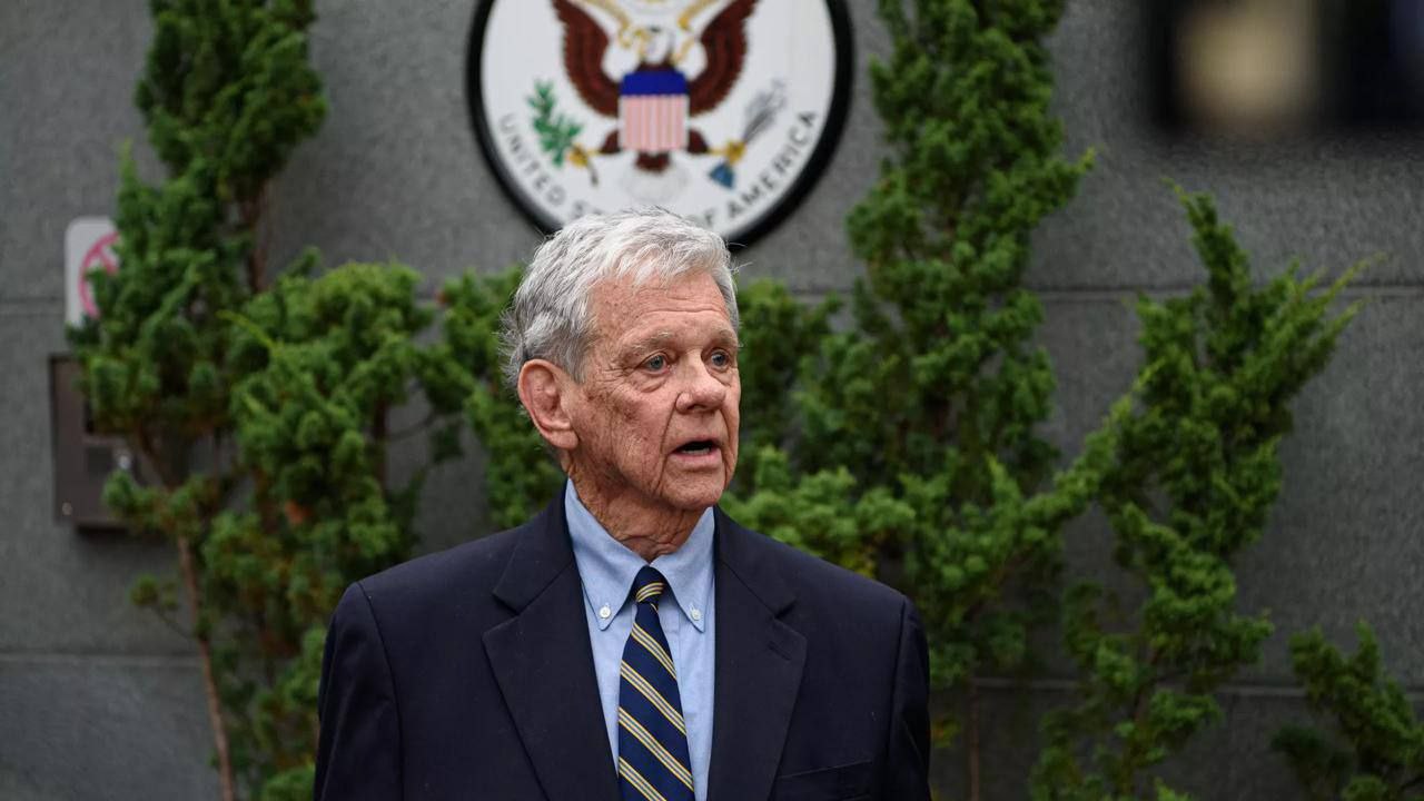 Трамп выдвинул юриста Джона Коула на должность специального посланника в Белоруссии Также американский лидер отметил что США работают над освобождением еще 50 заключенных в Белоруссии НАШИ РЕСУРСЫ Telegram Tik tok YouTube RUTUBE