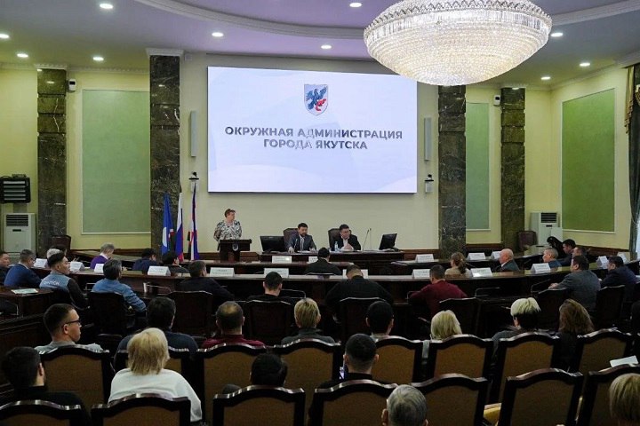 В Якутске обсудили ключевые задачи для управляющих компаний В администрации Якутска состоялось первое в этом году расширенное совещание с руководителями управляющих компаний и ТСЖ На встрече обсудили накопившиеся вопросы и нововведения в сфере ЖКХ Одной из главных тем стало оформление придомовых территорий которых уже более тысячи До конца первого квартала планируется завершить работу с оставшимися 150 дворами Особый акцент был сделан на необходимость их качественного содержания включая уборку мусора и снега Важным нововведением 2026 года стала передача полномочий по жилищному контролю на городской уровень Руководитель Управления муниципальных инспекций Александр Лукин сообщил о начале работы кол центра куда за две недели поступило 139 обращений Большинство жалоб касаются санитарного состояния и мелкого ремонта что может быть устранено силами УК Однако часть заявок например о холоде в квартирах или некорректных расчетах потребует контрольно надзорных мероприятий Представители УК подняли проблему должников по квартплате и сложности с взысканием задолженности Также была отмечена проблема вандализма и недобросовестного отношения к имуществу в новых микрорайонах Для решения этого вопроса опытные управляющие помогут разработать и внедрить Кодекс жителя многоквартирного дома На совещании были рассмотрены и вопросы административной практики Было подчеркнуто что целью является не штрафование за мелкие нарушения а совместная работа для повышения комфорта жителей города Фото телеграм канал Евгения Григорьева