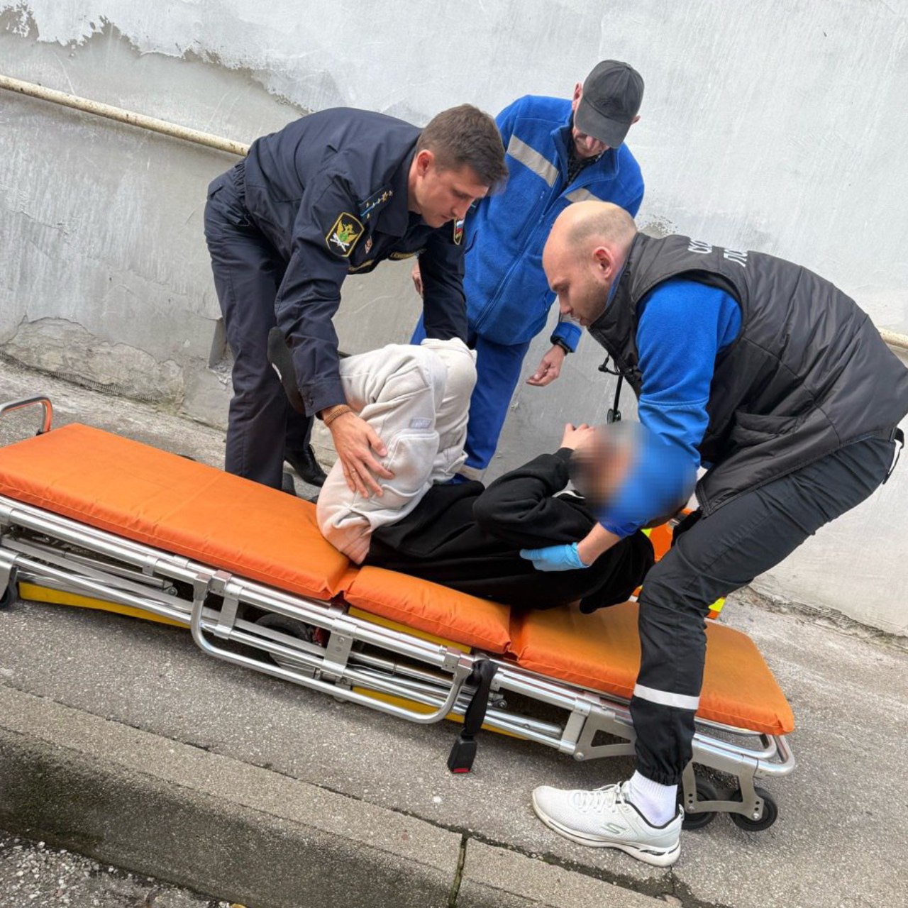 В Калининграде судебные приставы пришли на помощь На этот раз помощь оказали сотрудники ОСП Гурьевского района УФССП России по Калининградской области Алексей Султанов выгружал из автомобиля служебную корреспонденцию и услышал крики о помощи Пошел посмотреть что случилось На земле лежал мужчина рядом были пара человек соседи выглянули из окон но никто не решался что то предпринять Я и моя коллега Любовь Валентиновна Пахомова сразу подошли к пострадавшему рассказывает Алексей Рустамович Мужчина сказал что упал со второго этажа и повредил ногу Мы попросил его не двигаться я вызвал скорую сходил в отдел и налил ему воду в емкость с трубочкой чтобы было удобно пить Когда мы дождались скорую я помог погрузить гражданина на носилки Позже судебным приставам удалось узнать что у мужчины перелом пяток Поскольку помощь была оказана своевременно велики шансы на выздоровление Источник УФССП России по Калининградской области