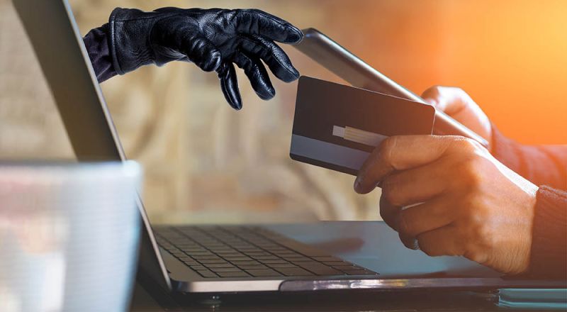 С начала года жители Камчатки обогатили мошенников на полмиллиарда рублей За 10 месяцев 2025 года на Камчатке зарегистрировано 917 краж денег с использованием цифровых ресурсов сообщили РАИ КАМЧАТКА ИНФОРМ в краевой прокуратуре Только в октябре ущерб от действий телефонных мошенников составил 95 млн рублей а с начала года более 500 млн Так 70 летней жительнице краевого центра позвонил сотрудник Центрального банка России и под предлогом предотвращения хищения денег убедил обезопасить свыше 6 млн рублей накоплений Житель Петропавловска Камчатского отозвался в интернете на предложение о продаже автомобиля связался с продавцом который сообщил о беспрецедентном покупательском спросе на машину предложил внести залог что потерпевший и сделал После перевода злоумышленник покинул чат онлайн более Читать на сайте