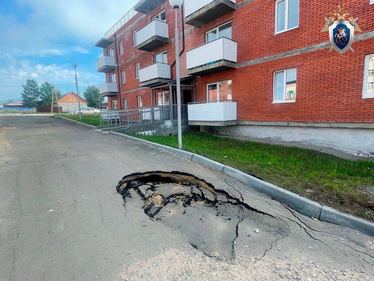 Экс-начальника СЕЗ в Забайкалье будут судить за строительство домов для сирот    Бывший начальник "Службы единого заказчика Забайкальского края предстанет перед судом. Уголовное дело о должностных преступлениях при строительстве домов для детей-сирот передано в суд.     В 2021 году Службой единого заказчика Забайкальского края заключён государственный контракт с коммерческой организацией на сумму более 160 млн рублей. Средства направлены на строительство двух 24-квартирных домов в селе Красный Чикой для нужд детей-сирот. Подрядчик предусмотренные контрактом работы в полном объёме не выполнил. Руководитель, который должен был контролировать исполнение работ, составил подложные документы.   Он обвиняется в превышении должностных полномочий и служебном подлоге. Вину в инкриминируемом деянии он не признал.     Уголовное дело с утверждённым обвинительным заключением направлено в суд для рассмотрения по существу. На имущество обвиняемого наложен арест.  ChitaMedia Забайкальский край