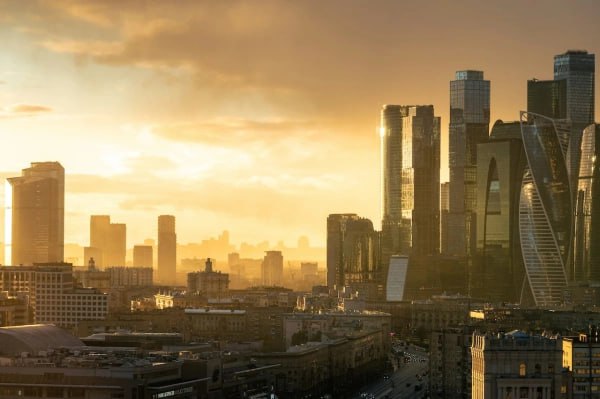 Собянин: Экономика Москвы растет в среднем на 4,7% в течение последних пяти лет.    «Если мы с вами посмотрим пятилетку до 2020 года, то Москва росла с темпом 1-2% в год. Когда на нас обрушились все невзгоды мира, мы стали расти в среднем в темпе 4,7% в течение всех пяти лет», — сказал мэр Москвы.   По словам градоначальника, «это большая загадка для аналитиков, экономистов, которые будут анализировать прошедший период».   Собянин допустил, что разгадка может лежать в «загадочной русской душе». «Чем больше нас давят, тем мы становимся сильнее».   Другие заявления мэра:     Инвестиции в основной капитал за последние годы выросли почти вдвое.     Взят курс на новую, современную индустриализацию.     Треть товаров московской промышленности идет в регионы и другие страны.