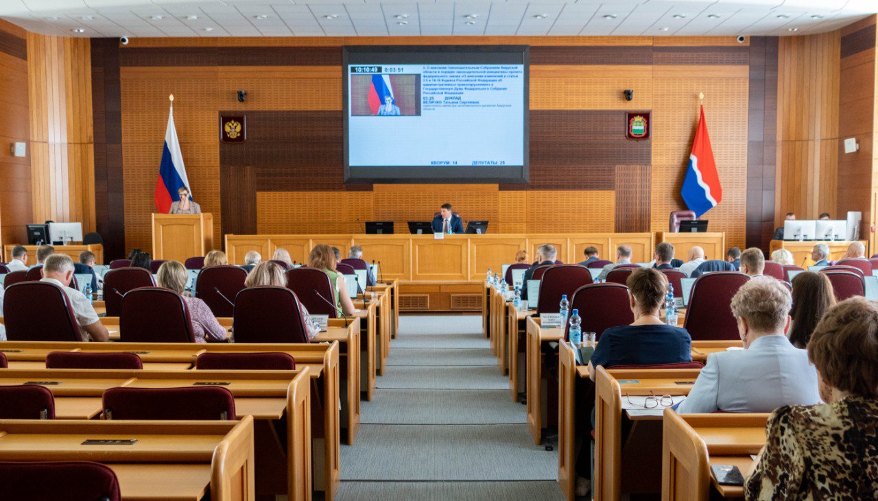 В Благовещенске предложили ужесточить наказание за нарушения в продаже алкоголя Законодательное Собрание Амурской области поддержало инициативу губернатора Василия Орлова по усилению административной ответственности за нарушение правил реализации алкогольной продукции В Благовещенске предложили повысить ответственность за несоблюдение правил продажи алкоголя. Соответствующий законопроект направят в Государственную Думу для внесения изменений в Кодекс об административных правонарушениях. С 2019 по 2022 год в 78 регионах России выявили массу нарушений на рынке алкогольной продукции. После отмены регионального контроля отслеживать нелегальную торговлю стало сложнее, а предприниматели продолжают игнорировать запреты. Законопроект предусматривает ужесточение наказаний за нарушения правил розничной торговли спиртосодержащей продукцией. Размер штрафов будет сопоставим с санкциями за продажу алкоголя в полимерной таре объемом более 1,5 литра: - для должностных лиц — от 100 до 200 тысяч рублей; - для юридических лиц — от 300 до 500 тысяч рублей. Фото: Законодательное Собрание Амурской области