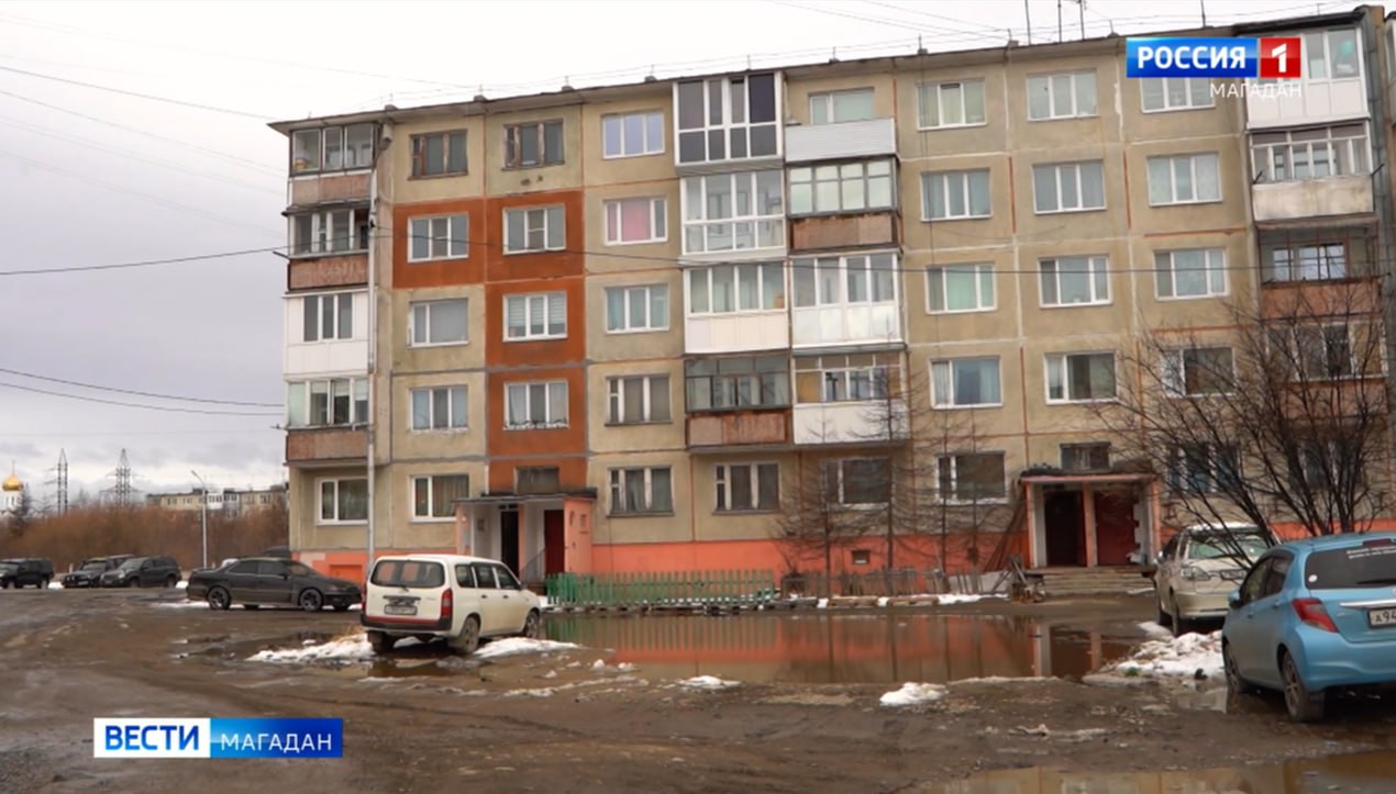 «Вести Магадан» и сопредседатель колымского отделения «Народного фронта» Сергей Зеленков подняли проблему на стыке философии и ЖКХ. Ситуация: во дворе многоквартирного дома сделали отличную детскую площадку, но играть на ней невозможно, потому что она со всех сторон окружена глубокими лужами. Видимо, за асфальтирование отвечает не тот подрядчик, что за детскую площадку, поэтому площадку построили – а там хоть трава не расти, дальше не их заботы. Пользуясь случаем, напоминаем, что с этого года в стране действует национальный проект «Инфраструктура для жизни». Может, хотя бы он поможет пересмотреть формальное отношение к обустройству городской среды и внедрить комплексный подход к благоустройству, как призывает «Народный фронт».
