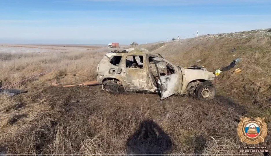 Трое человек погибли в результате аварии на дороге Элиста Ремонтное Зимовники сообщили в Госавтоинспекции по Ростовской области Как уточнили в ГАИ Renault Duster столкнулся с грузовиком МАЗ После этого легковой автомобиль загорелся трое человек находившиеся в нем погибли В машине также был 3 летний малыш который выжил но получил травмы Ребенка доставили в медучреждение На месте работает полиция Фото Госавтоинспекция по Ростовской области Вести Дон Telegram MAX