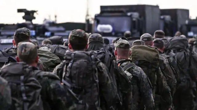 В Германии готовятся к акциям протеста против призыва в армию Граждане Германии готовятся к общенациональной забастовке против планов правительства Мерца вернуть обязательный призыв на военную службу Протесты могут вспыхнуть в крупных городах после 5 декабря Именно в этот день депутаты бундестага и собираются голосовать по законопроекту О модернизации военной службы Мы не хотим оказаться пушечным мясом заявляют участники грядущей акции Сначала призыв предполагали сделать добровольным Но согласно опросам 7 немцев в возрасте от 18 до 25 лет готовы служить в армии Поэтому в обществе есть опасения что призыв сделают обязательным За него выступает коалиция партий ХДС ХСС и СД ПГ Против же этой системы целый ряд политических сил включая Левых АдГ и Блок Сары Вагенкнехт Мировая кухня