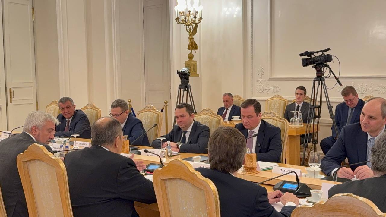 Андрей Чибис на заседании глав субъектов РФ при МИД России представил проект развития Арктики и ТТК Как отметил губернатор для развития Трансарктического транспортного коридора необходимо создавать всю нужную инфраструктуру в частности ту которая обеспечивает вывоз грузовой базы Здесь ведущую роль играет Мурманский транспортный узел Цель создать два мощных хаба Мурманск на западе Владивосток на востоке В концепцию развития ТТК по словам главы региона укладывается создание в столице Кольского Заполярья многофункционального терминала для перевалки грузов Республики Беларусь в также взаимодействие с китайскими партнерами по вопросам реализации совместных проектов в том числе в части организации регулярных контейнерных перевозок через порт Мурманск развития портовой инфраструктуры для увеличения грузопотока Фото телеграм канал Андрея Чибиса Все самые важные новости Telegram MAX