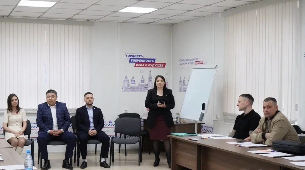 Депутат городской Думы Екатерина Муравьева курирует реализацию федеральной образовательной программы СВОй бизнес Среди желающих освоить навыки предпринимательства более 20 участников спецоперации и членов их семей Это стало возможным в рамках реализации проекта Единой России Предпринимательство совместно с Корпорацией МСП и деловым сообществом Опора России По словам депутата Думы Читы председателя ЗРО Опоры России Екатерины Муравьевой курирующей уже третий поток обучения в нашем регионе есть положительные примеры среди участников проекта у которых получилось начать своё дело Например в Чите успешно работают частный детский сад Михаила Семенищева мебельная фабрика Нарана Эрдынеева пекарня Павла Семенищева салон красоты Алексея Радченко Возможность реализовать себя в новой сфере помогает участникам СВО адаптироваться после возвращения с фронта Если у ребят всё получится то появятся новые рабочие места а это хороший вклад в экономику города и края сказала Екатерина Муравьева