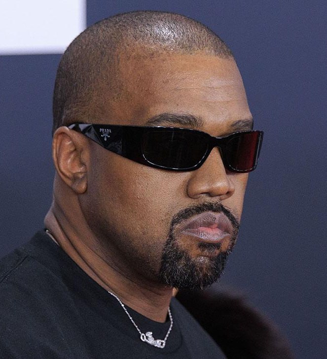 Канье Уэст извинился за свои расистские и антисемитские высказывания Рэпер написал письмо которое опубликовали в The Wall Street Journal Йе обратился к еврейскому и чернокожему сообществам подчеркнув что не просит прощения авансом или снисхождения Он также объяснил причину своего поведения проблемы с психическим здоровьем Уэст рассказал что 25 лет назад попал в аварию и ему слишком поздно диагностировали повреждение лобной доли мозга что в свою очередь Все это привело к биполярному расстройству первого типа Сейчас рэпер продолжает проходить лечение Я не нацист и не антисемит Я люблю евреев рассказал он ВПШ