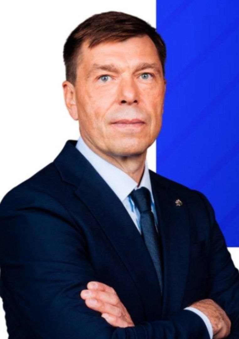 Сенсация в КХЛ Ротенберг возвращается Алексей Кудашов отправлен в отставку с поста главного тренера московского Динамо сообщили Спорт Экспресс и РИА Новости Эту информацию Кудашов подтвердил Матч ТВ отметив что в понедельник должна быть чёткость Динамо в субботу в матче с Сибирью прервало трёхматчевую серию поражений До этого у команды была шестиматчевая победная серия Динамо занимает 5 е место на Западе но является одной из худших команд по победам в основное время Кудашов возглавлял клуб с 2021 года В прошлом сезоне команда впервые с 2013 года дошла до полуфинала Кубка Гагарина Кудашов идет 3 м по матчам у руля Динамо В сентябре установил рекорд по победам на посту тренера Динамо в КХЛ По информации Спорт Экспресс исполняющим обязанности главного тренера назначен Вячеслав Козлов помощник Кудашова Летом в клуб пришел Роман Ротенберг уволенный с поста главного тренера СКА Он курирует академию Динамо Возглавит ли Ротенберг Динамо