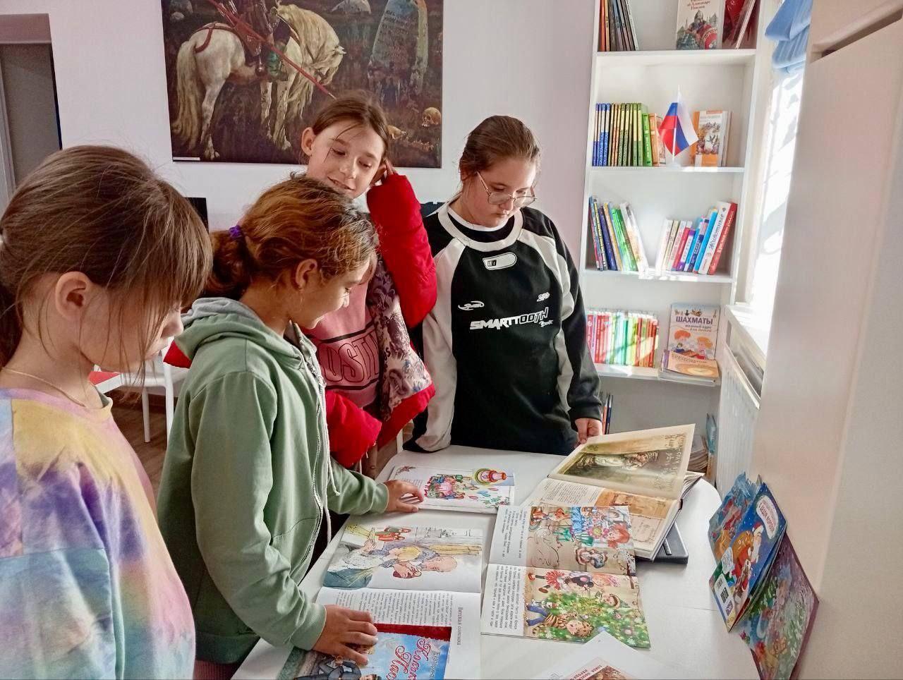 Воспитание патриотизма и уважения к традициям профилактическая беседа в библиотеке Гридень В центральной детской модельной библиотеке Гридень Каланчакского округа состоялась профилактическая беседа на тему Традиции и обычаи моего народа Мероприятие было организовано в рамках программы по противодействию терроризму и экстремизму а также с целью формирования уважительного отношения к культуре своей страны и других народов В ходе встречи школьники познакомились с богатым наследием русских народных традиций обрядами семейными ценностями и памятными праздниками Особое внимание было уделено старинным обычаям и пословицам которые на протяжении веков передавались из поколения в поколение сохраняя национальную самобытность и мудрость Главная цель мероприятия заключалась не только в закреплении знаний о культуре быте и истории России но и в воспитании у подрастающего поколения уважения к народным традициям осознания их значимости для формирования крепкого и сплочённого общества Сотрудники библиотеки отметили активное участие детей и их заинтересованность в обсуждаемых темах Подобные встречи способствуют развитию патриотизма формированию толерантности и укреплению межнационального согласия