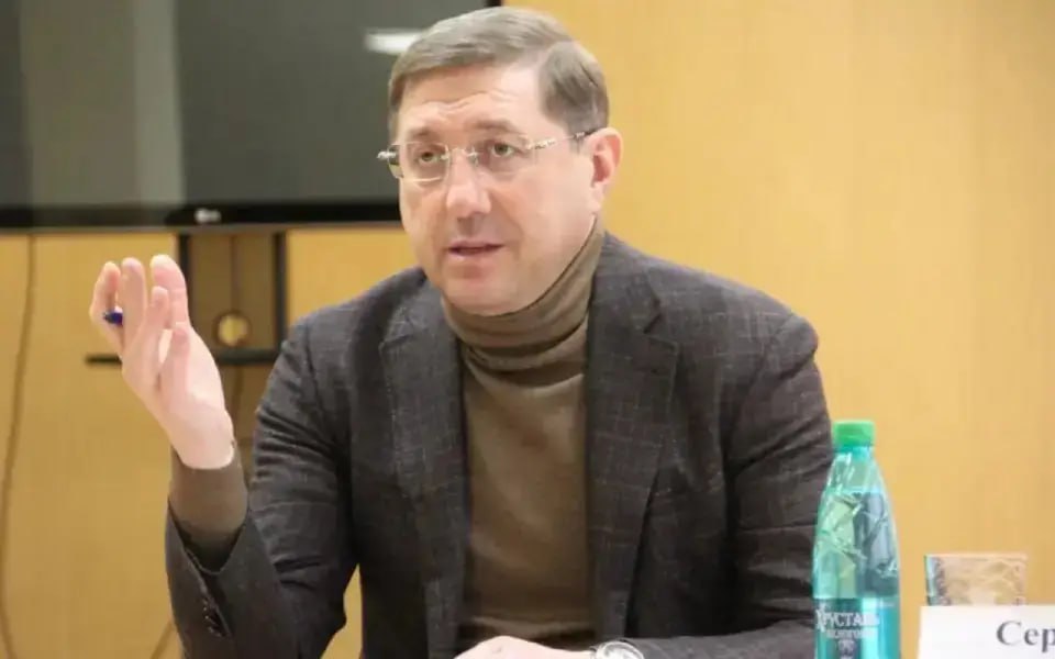 Экс глава Старого Оскола вышел из колонии из за тяжелой болезни почек Валуйский районный суд Белгородской области освободил из колонии бывшего мэра Старого Оскола Александра Сергиенко по состоянию здоровья указано в картотеке дел Экс чиновник приговоренный в 2024 году к почти 12 годам лишения свободы покинет исправительное учреждение из за тяжелой болезни Как ранее писал Абирег в конце лета 2024 года Свердловский райсуд Белгорода признал Сергиенко виновным в получении взяток на общую сумму свыше 30 млн рублей за помощь застройщикам Сам же он считал что его оговорили друзья Сергиенко не признал вину и отбывал срок в колонии строгого режима 7 Его адвокат Оксана Фабрая отметила что в колонии произошло отторжение почки угрожающее жизни подзащитного а учреждение не обеспечило необходимую операцию питание и условия несмотря на ходатайства защиты t me abiregbel max