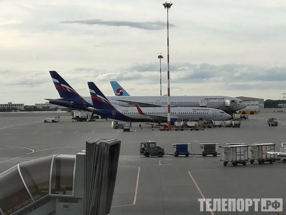 Самолеты расконсервируют в России для пассажирских и грузовых рейсов Расконсервация необходима для поддержания пассажиропотока В 2026 году российские авиакомпании будут вводить в эксплуатацию ранее законсервированные самолеты для поддержания пассажиропотока Об этом сообщили Известиям в Ростехе Эксплуатанты уже получили 10 восстановленных пассажирских и грузовых лайнеров Ту 204 214 Ан 148 и Ил 96 В 2026 2027 годах планируется передать еще два Ту 204 Кроме того число Boeing 747 на регулярных маршрутах может удвоиться Авиакомпания Россия намерена добавить к двум действующим лайнерам еще два перешедшие ей после банкротства Трансаэро еще 10 лет назад По словам экспертов восстановление законсервированной техники это попытка восполнить наметившийся дефицит самолетов ТЕЛЕПОРТ РФ здесь все об Амурской области  Мы в МАХ  Написать нам