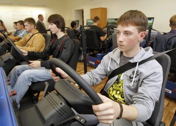 Единый рейтинг автошкол должен заработать в мае 2026 года Низкий рейтинг учебного заведения не станет основанием для отказа в допуске его выпускников к экзаменам в ГИБДД Однако как пояснил член думского Комитета по транспорту Валерий Горюханов уровень подготовки в таких школах может негативно повлиять на шансы успешной сдачи Рейтинг призван сделать выбор будущих водителей более осознанным в нем будет отражена статистика по сдаче экзаменов и аварийности выпускников конкретной школы Это сделает качество образования ключевым фактором при выборе а не цену или расположение Новый порядок не запрещает обучение в школах с низкими оценками но предупредит о рисках например о меньшей вероятности сдать экзамены с первого раза Низкий рейтинг это сигнал для потребителя а не запрет на профессию подчеркнул Горюханов Система рейтингов должна создать стимул для автошкол повышать качество подготовки Неэффективные учреждения по словам парламентария потеряют спрос естественным рыночным путем Механизм формирования рейтинга пока находится в разработке Ожидается что МВД РФ определит критерии оценки включающие результаты экзаменов и данные об авариях с участием новичков в первые два года после получения прав Эти критерии позже утвердит Правительство РФ Параллельно с марта 2026 года вступят в силу новые программы обучения для автошкол в том числе с увеличенным количеством практических часов для самой популярной категории B Подписаться на Российскую газету в Читать нас в MAX