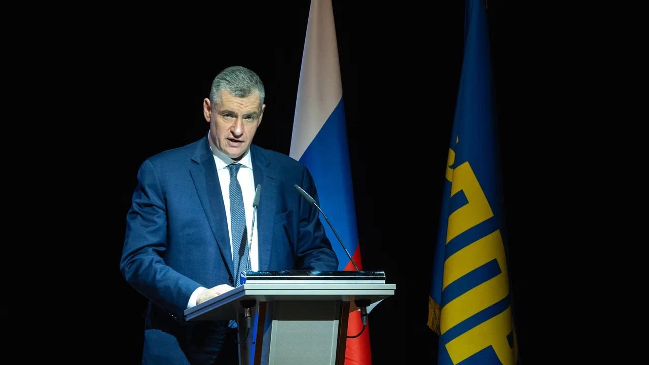 ЛДПР предлагает запретить «овербукинг» — продажу билетов сверх количества мест в самолёте!  Депутаты фракции ЛДПР во главе с Председателем Леонидом Слуцким внесли на рассмотрение законопроект, который призван защитить пассажиров от ситуаций, когда перевозчики продают больше билетов, чем есть посадочных мест. Такая практика приводит к срывам рейсов, дополнительным затратам и стрессу для людей.  «В погоне за прибылью некоторые авиаперевозчики стараются продать значительно больше билетов, чем имеется в самолете. Расчет на заболевших, опоздавших и т. п. Называется такая сомнительная коммерция — «овербукинг». В результате из-за сверхбронирования постоянно происходят накладки, и пассажиры не могут улететь своим рейсом, испытывая стресс и целый ряд неудобств. Например, они вынуждены ночевать в аэропорту, тратиться на гостиницу или в срочном порядке покупать новые билеты. ЛДПР против того, чтобы авиакомпании максимизировали свои доходы за счет ущемления прав граждан», - отметил Леонид Слуцкий.  Сегодня «овербукинг» в России не закреплён официально, но широко практикуется, особенно на популярных маршрутах в сезон. Законопроект нацелен на ликвидацию этой лазейки и защиту прав пассажиров.