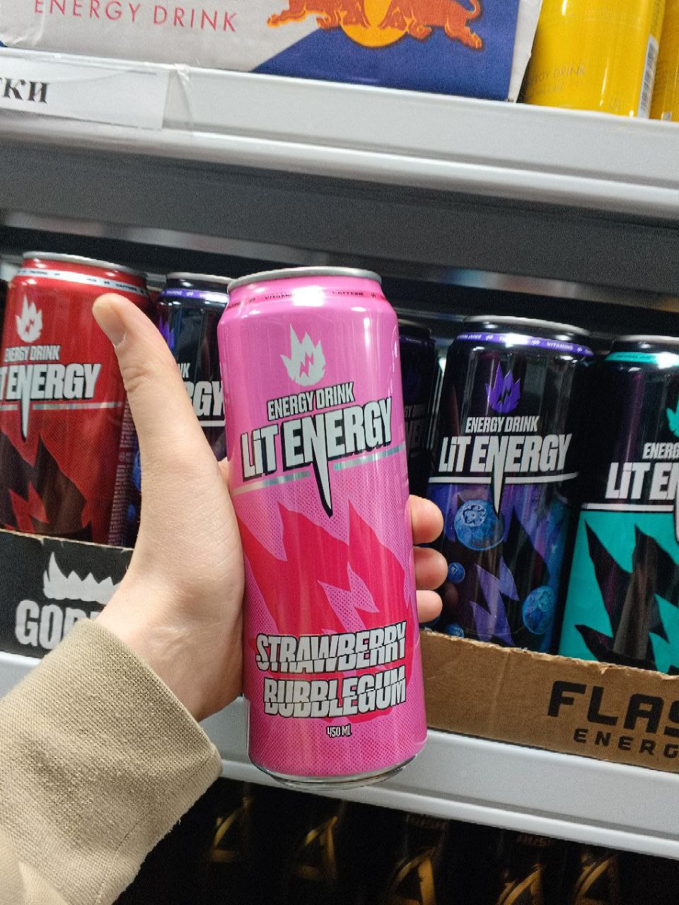 Lit Energy дропнули энергетик со вкусом клубничной жвачки. Совсем скоро его можно будет найти в Самокате за 100 рублей. Очередь на дегустацию уже началась.