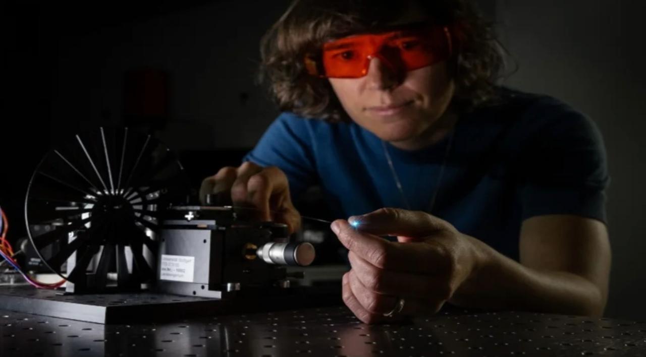 Мини 3D принтер печатает живые ткани прямо в организме Учёные из Штутгартского университета создали крошечный 3D принтер который помещается на кончике оптического волокна тоньше грифеля карандаша Он послойно формирует ткани прямо внутри тела снижая риск отторжения и осложнений при пересадке Это настоящий прорыв для медицины Представьте восстанавливать хрящи сосуды и мышцы без операций и донорских образцов ИИ микрооптика и биопечать объединяются чтобы буквально печатать жизнь на клеточном уровне Следующий шаг клинические испытания и био чернила которые стимулируют рост клеток Мини принтер это будущее регенеративной медицины где границы между технологией и живой тканью стираются