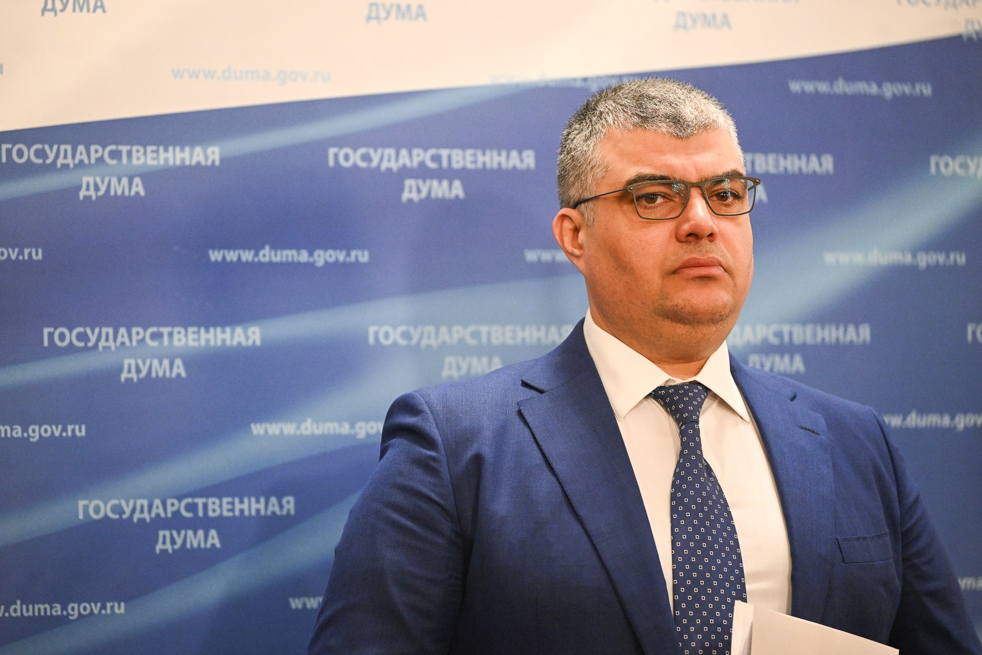 ЛДПР предложила штрафовать за ношение поддельных госнаград Предлагается установить штраф от 1 до 1,5 тысяч рублей с конфискацией фальшивых орденов и медалей. По мнению авторов инициативы, мера позволит свести к минимуму случаи ношения подделок, защитит чувства ветеранов боевых действий, заслуживших свои награды в бою. «Ношение поддельных наград оскорбляет тех, кто действительно заслужил их тяжёлым трудом. Эти меры укрепят уважение к государственным наградам», — отметил депутат ЛДПР Каплан Панеш. В настоящее время ответственность установлена за ношение государственных наград лицами, не имеющими на это права, а также за их продажу или изготовление подделок. Однако за демонстрацию фальшивых знаков наказание не предусмотрено. Новый законопроект призван устранить этот пробел.