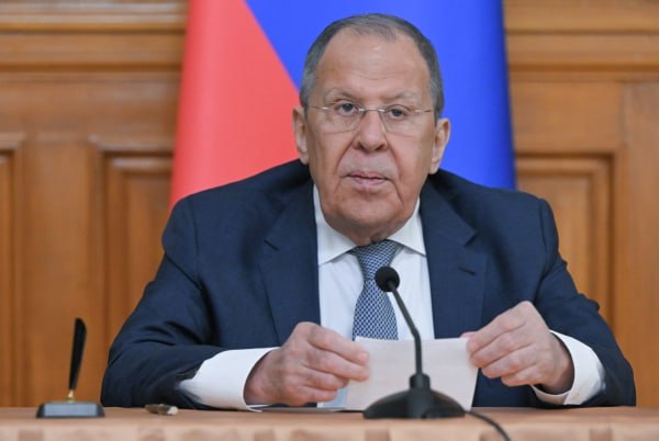 МИД Россия видит со стороны ЕС неэтичные попытки изменить позицию США по Украине Москва не услышала никакого конструктива со стороны европейцев на встрече с Белом доме отметил министр иностранных дел Сергей Лавров Так он прокомментировал прошедшие в Вашингтоне переговоры Дональда Трампа с Владимиром Зеленским которого приехали поддержать представители стран Европы Какие дипломатические шаги вы заметили у Европейского союза Прежде чем их оценивать их нужно видеть Пока мы видим только агрессивное нагнетание обстановки достаточно неуклюжие и неэтичные попытки изменить позицию администрации Трампа и лично президента Соединённых Штатов сказал глава МИДа России Лавров также подчеркнул что вопросы коллективной безопасности в мире без участия РФ решить не получится на Западе понимают что это утопия и путь в никуда Подпишись на Говорит Москва