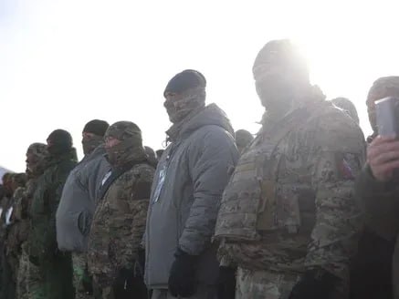 Якутск в третий раз принимает всероссийский турнир по стрельбе на дальние дистанции Третий всероссийский турнир по стрельбе на дальние дистанции в эти дни проходит в учебно стрелковом центре Сулус Якутска Состязания посвящены памяти легендарного снайпера времен Великой Отечественной войны Героя Советского Союза Федора Матвеевича Охлопкова На турнир прибыли более 120 человек в их числе есть и участники специальной военной операции Соревнования проходят в год 80 летия великой Победы в Великой Отечественной войне Состязание проводят под руководством зампреда правительства РФ полпреда президента России в ДФО Юрия Трутнева Подробнее читайте по ссылке Фото Андрей Сорокин ЯСИА yk24ru