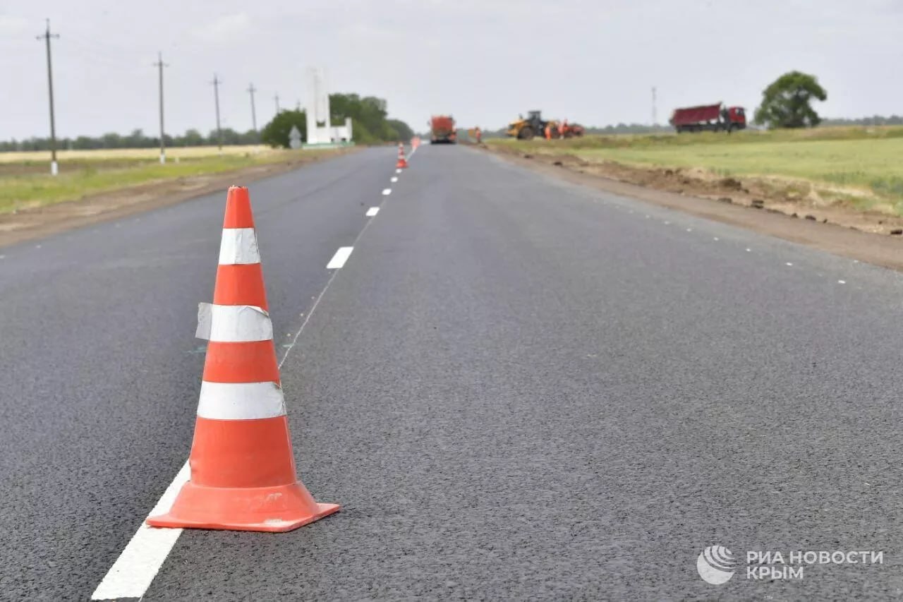 В Севастополе расширят съезд с Фиолентовского шоссе в районе кольца Дополнительная полоса разгрузит дорогу в сторону Ялты сообщил губернатор Михаил Развожаев Будем прорабатывать возможность создания здесь двухуровневой развязки по аналогии с Ялтинским кольцом Нужно будет подготовить все расчеты и после этого посмотрим по какой программе мы сможем этот вопрос реализовать и за какие средства написал он 0 Подписаться на РИА Новости Крым в Telegram MAX VK