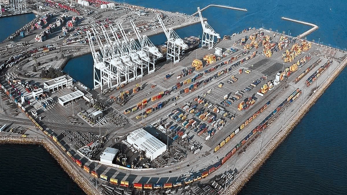 Иран проявляет интерес к сотрудничеству с Россией для модернизации порта Чабахар информирует Министерство транспорта России Как сообщает пресса эта информация появилась после встречи заместителя министра транспорта Дмитрия Зверева с главой иранской Организации портов и судоходства Саедом Расули Во время переговоров также обсуждались вопросы по увеличению объемов грузоперевозок через Каспийское море а также развитие транскаспийского коридора в рамках международного транспортного маршрута Север Юг