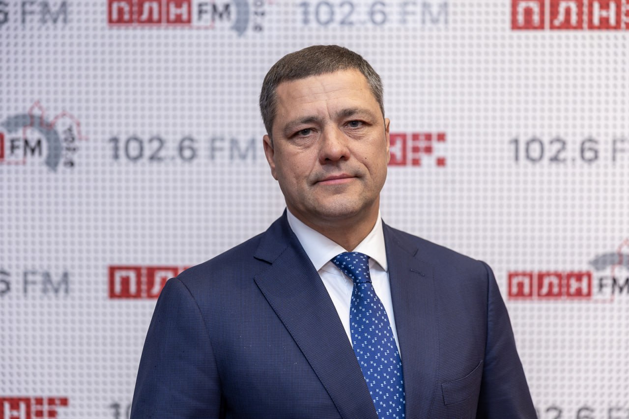‼ Губернатор Псковской области Михаил Ведерников об отключении мобильного интернета в регионе и как долго оно продлится: Ответа на этот вопрос нет. Это все равно, что пытаться ответить в начале пандемии, когда она закончится. Но мы взрослые люди, и нужно реально смотреть на вещи. Я исхожу из того, что все думающие люди понимают, как меняется мир, понимают, что прежним он уже никогда не будет. Конечно, неудобно, когда нет привычных сервисов, а иногда очень важных возможностей, которые дает использование мобильного интернета. Здесь важно, чтобы не было ошибочных выводов. Не только руководители субъектов РФ наделены правом регулировать сигнал мобильного интернета или мобильной связи. Есть специальные службы, они работают в круглосуточном режиме. Мы понимаем, что, если у них есть определенная оперативная информация, они имеют право это делать своими полномочиями, которые им даны президентом. Самое главное: люди и сохранность критически важных инфраструктурных объектов. Серьезная группа специалистов в постоянном режиме уже несколько дней работает над поиском решения. Отдельные решения есть, но вы справедливо заметили, Интернет лег только мобильный и далеко не во всех районах. Знаю прекрасно, что есть сбои с вызовом такси, псковичи и наши гости тоже от этого страдают. Но стационарный интернет Wi-Fi работает. Он под эти ограничения не попал. Кстати, буквально сегодня он запущен в нашем аэропорту, можно им воспользоваться. Эти ограничения введены вынужденно, они введены на определенных территориях. Я еще раз хочу всех попросить отнестись с пониманием. Безопасность в наше время превыше всего, и пренебрегать этим точно не нужно. Минимизировать неудобства мы постараемся в ближайшее время. #СказаноНаПЛНFM
