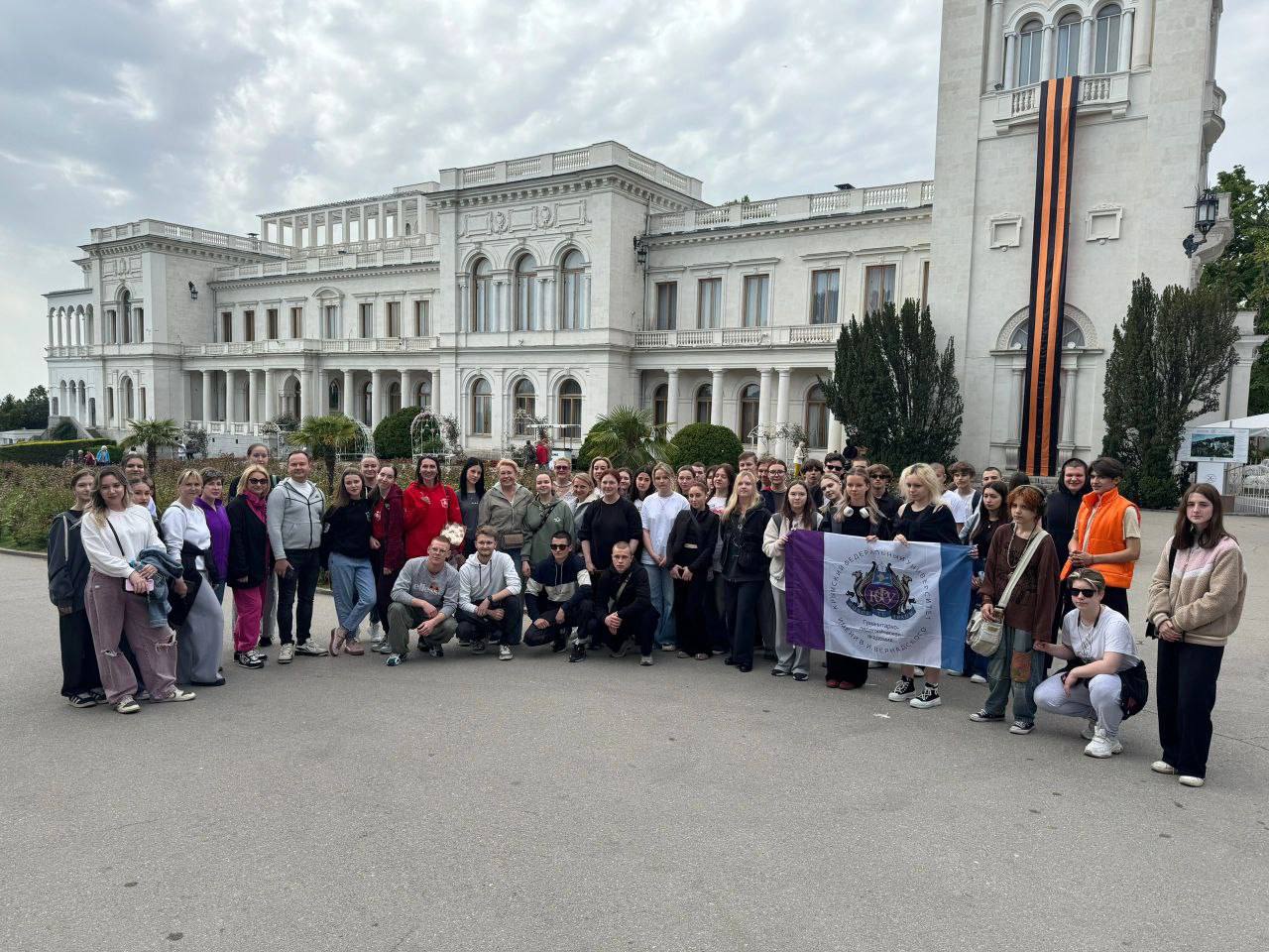 Выходной с пользой! В преддверии Международного дня музеев в Ялте прошла масштабная экологическая акция в Ливадийском парке. К субботнику присоединились более 200 молодых крымчан – студенты, сотрудники «Дома Молодежи», представители различных молодежных организаций. Ребята не только очищали территорию от мусора, но и привели в порядок зелёные зоны. Каждый проделал колоссальную работу! Спасибо молодежи за неравнодушие и любовь к полуострову! Горжусь! #Госкоммол #МолодёжьКрыма