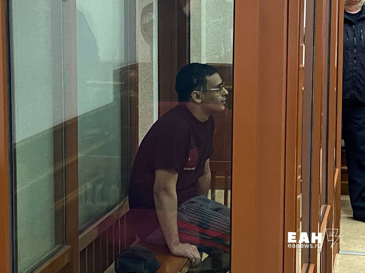 Студента из Йемена отправили в колонию за приставание к девушкам в Екатеринбурге Свердловский областной суд приговорил к шести годам лишения свободы Каида Рами. Следствие установило, что студент из Йемена подходил к девушкам в Екатеринбурге и трогал их за разные части тела. Одна из пострадавших в момент, когда к ней пристал иностранец, шла по улице с маленьким ребенком. В конце 2023 года Каида задержали силовики. О молодом человек известно также, что в Екатеринбурге он учился на стоматолога.