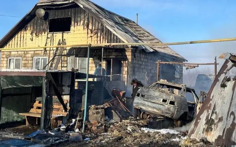 Серьёзный пожар произошел 19 февраля в Инсарском районе Мордовии. Во втором часу дня на улице Центральной в селе Русская Паевка загорелись два гаража, в одном из которых была машина, и жилой дом.  “Собственник увидел, как горят два его гаража, в одном из которых находился автомобиль “ВАЗ-2110. Вскоре огонь перекинулся на кровлю жилого дома”, — сообщили в МЧС Мордовии.  Пожарным удалось спасти дом от полного уничтожения. Гаражам и машине досталось куда серьезнее. Сейчас причины этого ЧП выясняют дознаватели. К счастью, обошлось без жертв.