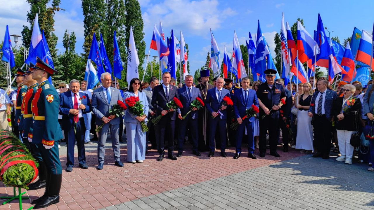 В День России в Парке Победы на Соколовой горе состоялась торжественная церемония поднятия государственного флага. Участники мероприятия возложили цветы к мемориалу «Вечный огонь» и мемориалу павшим в локальных конфликтах. Память защитников Отечества священна. Мы никогда не должны забывать тех, кто ценой собственной жизни отстоял нашу Родину.