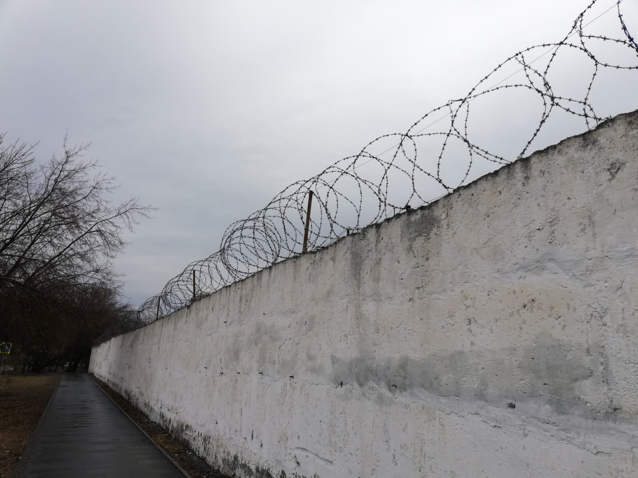 Бунт заключенных предотвратили в ИВС Тобольска.   Пятеро арестантов, этапированных из тюменского СИЗО, заблокировали дверь камеры в знак протеста. Сотрудники выбили дверь, подавили сопротивление и надели на них наручники, пишут федеральные источники.   Один заключенный, ранивший себя лезвием, госпитализирован, говорится в сообщении.