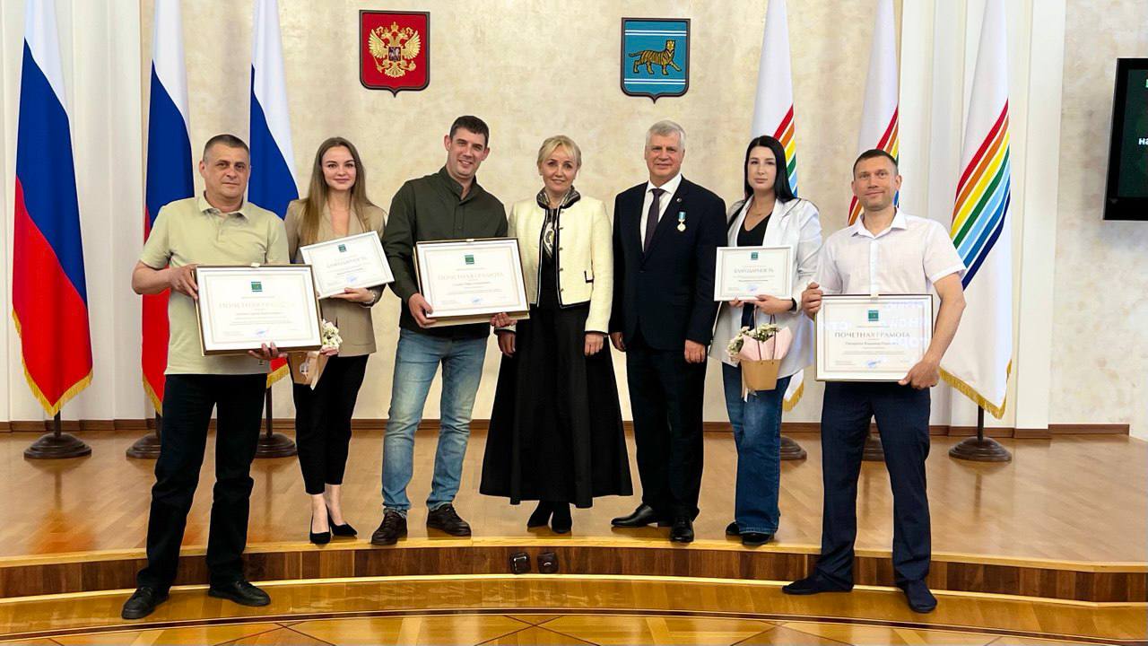 Мария Костюк отметила большой вклад медиасообщества ЕАО в празднование Великой Победы Врио губернатора ЕАО Мария Костюк на торжественном собрании в правительстве области вручила региональные награды сотрудникам СМИ, учреждений культуры, военнослужащим и волонтерам, принимавшим активное участие в организации и проведении мероприятий к 80-летию Победы. Среди награжденных - большая группа работников медиахолдинга РИА Биробиджан. Ваш труд, ваш профессионализм и ответственность - свидетельство любви к малой родине и к памяти тех, кто встал на защиту страны - сказала Мария Костюк на церемонии награждения. Медиахолдинг уже в пятый раз провел прямую трансляцию военного парада в Биробиджане. Благодаря современным технологиям следить за событиями мог каждый житель ЕАО. И это тот результат, которым можно гордиться, сказал руководитель медиахолдинга, член Общественной палаты России Алексей Славин: Во многом успех яркого, масштабного празднования Дня Победы обеспечен слаженной, командной работой. Видим заинтересованность Марии Федоровны в открытости, гласности работы органов власти, чувствуем ее поддержку и благодарны за высокую оценку нашей деятельности. Подпишись