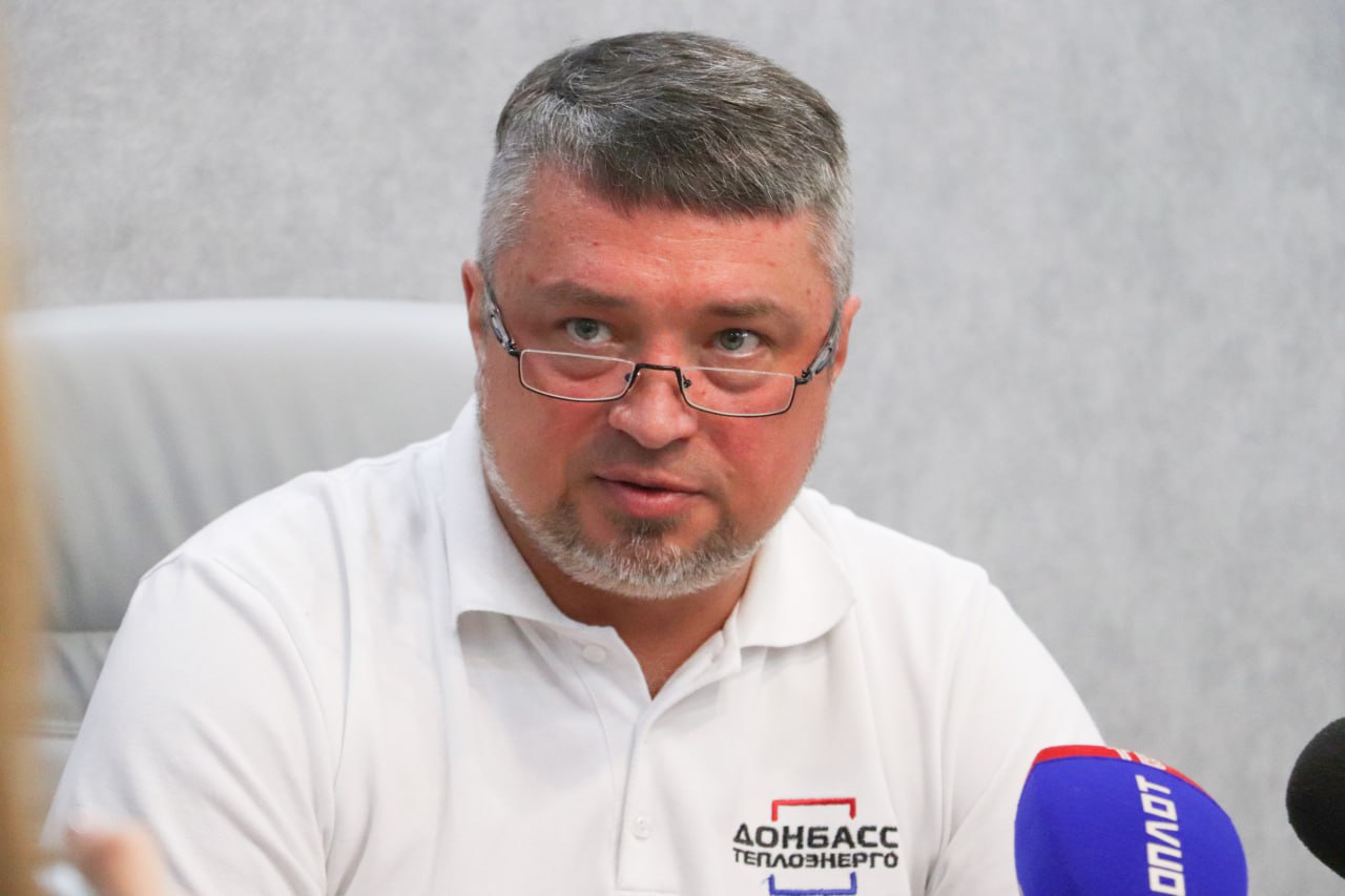 Освобожденные Курахово, Украинск, Селидово будут отапливаться по авдеевской схеме Работы по организации теплоснабжения уже ведутся в Курахово, Украинске и Селидово. Сейчас специалисты “Донбасстеплоэнерго” ждут перечень объектов, которые нужно будет подготовить к подаче тепла на этих территориях. По словам генерального директора предприятия Сергея Полхова, подавать его будут по авдеевской схеме. “В тех населенных пунктах, которые будут вновь охвачены центральным отоплением, в частности, в Курахово, не было наших источников теплоснабжения. Весь город отапливался от одного источника. Сейчас придется по авдеевской схеме организовать — путем установки блочно-модульных котельных. На дизельным топливе, скорее всего, это будет сделано”, — уточнил он, отвечая на вопросы журналистов. Перспективы замены временных котельных на постоянные на освобожденных территориях напрямую зависят от количества потребителей, нуждающихся в тепле. Как только их наберется достаточное количество, этот вопрос рассмотрят. Фото: Давид Худжец