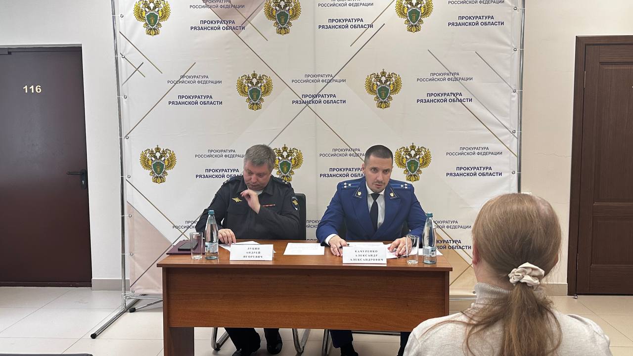 В Рязани суд впервые рассмотрит иск об отмене сделки заключенной под воздействием мошенников Рязанка считает что продала свой автомобиль под воздействием аферистов которым и перевела вырученные от сделки деньги Экспертиза показала что женщина не осознавала последствий Признать договор купли продажи авто недействительным должен суд За ходом процесса можно наблюдать в Железнодорожном районном суде Рязани Сообществу автомобилистов стоит задуматься о защите сделок Риелторы например после нашумевшего дела с квартирой Ларисы Долиной предлагают брать с продавцов недвижимости справки от психологов и психиатров Главное чтобы не потребовались справки от психологов и психиатров что и они не находились под воздействием мошенников