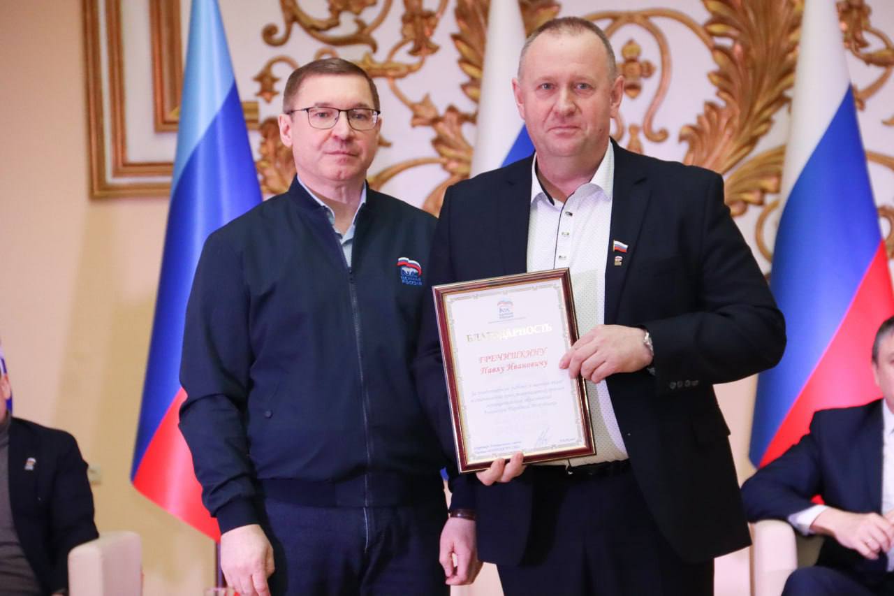 Глава ЛНР Леонид Пасечник и Секретарь Генерального совета партии «Единая Россия», Первый заместитель Председателя Совета Федерации Владимир Якушев приняли участие в форуме депутатов Советов муниципальных образований Луганской Народной Республики, который прошел в столице региона  Об этом сообщил Глава Республики.  «Единая Россия объявила 2025 год Годом муниципального депутата для того, чтобы работа народных избранников была максимально эффективной. Серия тематических форумов пройдет в разных регионах страны. Для нас очень важно, что первый такой форум состоялся в нашей Республике.  На выборах в сентябре 2023 года в регионе было избрано 444 муниципальных депутата от Единой России. Это люди, которые всегда на передовой работы партии, хорошо знают свои территории и проблемы, волнующие их жителей. На форуме обсудили, как выстроить взаимодействие органов власти и депутатов Советов муниципалитетов так, чтобы важные для людей вопросы решались оперативно и качественно. Каждый житель любой территории должен чувствовать: партия рядом, его обязательно услышат и помогут», – отметил он.  Как отметил Леонид Пасечник, приятно было услышать от Секретаря Генерального совета Единой России высокую оценку деятельности депутатов Республики. Глава ЛНР добавил, что сегодня 15 из них получили из рук Владимира Якушева благодарность за активную работу и личный вклад в становление представительных органов муниципалитетов.  «Обязательно будем осваивать лучшие практики работы местных депутатов из других регионов страны. Спасибо Единой России и лично Владимиру Владимировичу за помощь в развитии партийного строительства и восстановлении нашей Республики», – заключил Леонид Пасечник.