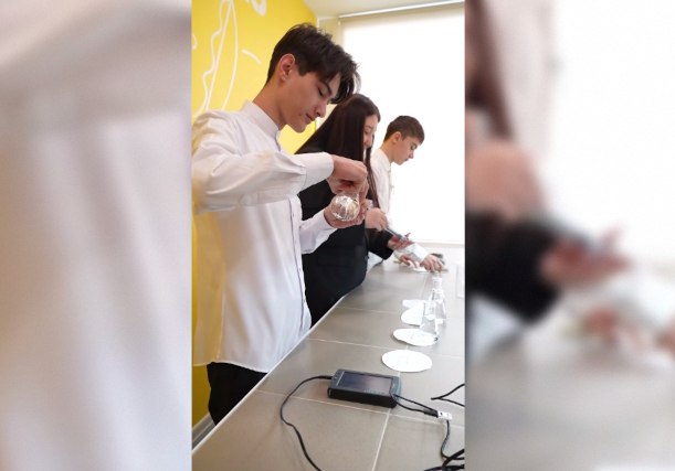 На Южном Урале появился агрокласс для птицеводов будущего www up74 ru articles news 167719 На базе школы в селе Фершампенуаз открыли современный агротехнологический класс где ученики смогут получить знания по направлениям Птицеводство будущего и Агроинженерия В образовательном процессе будут использоваться инкубаторы с искусственным интеллектом лаборатории для экологического мониторинга 3D оборудование и профессиональные тренажеры симуляторы