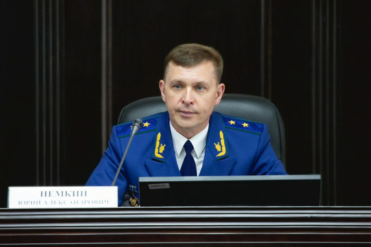 Соблюдение трудовых прав граждан – на особом контроле прокурора края Юрия Немкина Прокурорами в первом полугодии 2025 года вскрыто свыше 4 тыс. нарушений трудового законодательства. В результате вмешательства надзорного ведомства погашена задолженность по оплате труда на сумму более 142 млн рублей перед 1 325 работниками. В связи с длительной невыплатой зарплаты по материалам прокурорских проверок возбуждено 5 уголовных дел по ч. 2 ст. 145.1 УК РФ. Так, Минераловодской межрайонной прокуратурой выявлен факт невыплаты 114 работникам швейной фабрики задолженности по заработной плате на общую сумму более 11 млн рублей. По постановлению прокурора в отношении работодателя возбуждено уголовное дело, а по требованию надзорного ведомства задолженность погашена в полном объеме. В Невинномысске прокуратура выявила случай невыплаты заработной платы 158 работникам агропредприятия на сумму около 34 млн рублей. Материалы прокурорской проверки легли в основу уголовного дела в отношении руководителя организации, а после рассмотрения представления надзорного ведомства долги людям полностью выплачены. Защита трудовых прав граждан, особенно на своевременное получение заработной платы, будет активно продолжена.