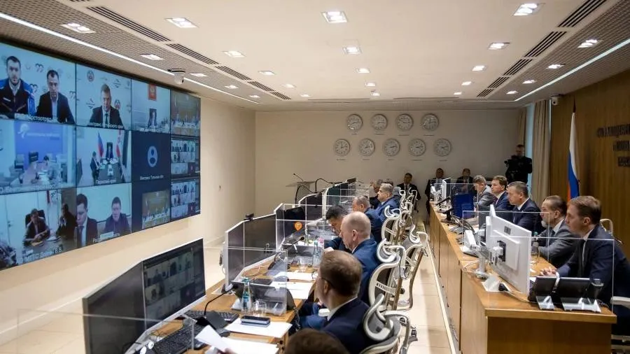 В России строится более 400 объектов транспортной инфраструктуры В 2026 году запланировано строительство более 400 объектов транспортной инфраструктуры это 40 от всех федеральных строек В части дорожного хозяйства приведут в нормативное состояние 1 6 тыс км региональных и местных дорог к туристическим объектам В работе находятся 120 объектов 27 аэродромов 31 объект водного транспорта 27 железнодорожных объектов и 35 пунктов пропуска В марте ввели первый этап Багаевского гидроузла на Дону такие объекты не строились с 1980 года Осенью планируют запустить новую камеру шлюза на Городецком гидроузле в Нижегородской области Завершается реконструкция аэропортов Архангельска Братска Грозного и Махачкалы Пропускная способность четырёх автомобильных пунктов пропуска Хасан Краскино Пограничный Соловьёвск вырастет более чем в три раза На железных дорогах отремонтируют более 4 тыс км пути Все технологические окна синхронизированы с летним графиком движения поездов Проекты по электрификации Восточного полигона и строительству двухпутных вставок в Крыму находятся под постоянным контролем и не повлияют на расписание Глава Минтранса Андрей Никитин подчеркнул ни один проект не должен выпасть из графика Подробнее   Подпишись на MASHNEWS в МАХ