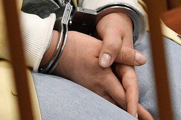 Хабаровчанка приговоренная к смертной казни в Китае вышла на свободу Марина Лопатина приговоренная в Китае к казни вернулась на родину и вышла на свободу Напомним в 2011 году жительницу Хабаровска 1973 го рождения обвинили в попытке провезти два килограмма героина из Макао в материковую часть Китая Позднее россиянке изменили наказание на пожизненное заключение после на 25 лет лишения свободы а затем на 12 лет колонии общего режима Защита россиянки подала жалобу указав что Лопатина отбыла наказание в Китае Апелляционный суд согласился с этим доводом учел время которое она провела в СИЗО и женской тюрьме в соседней стране и освободил ее из исправительной колонии общего режима сообщается в СМИ Источник РИА Новости   Будь в курсе событий везде ОК VK MAX