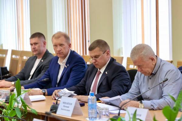 В этом году в Крыму оздоровятся более 30 тысяч пациентов. В санаторно-курортные учреждения съедутся отдыхающие из 72 регионов РФ, сообщили в Госсовете республики. "В 2025 году планируется предоставить 403 868 койко-дней санаторно-курортного лечения. В ведении Минздрава Крыма находятся 13 санаториев, общей коечной мощностью 4531 место, включая 9 детских, 3 взрослых и 1 смешанны", – говорится в сообщении. Помимо этого, на базе санаториев "Южнобережный" и "Здравница" будут работать детские лагеря на 450 мест.
