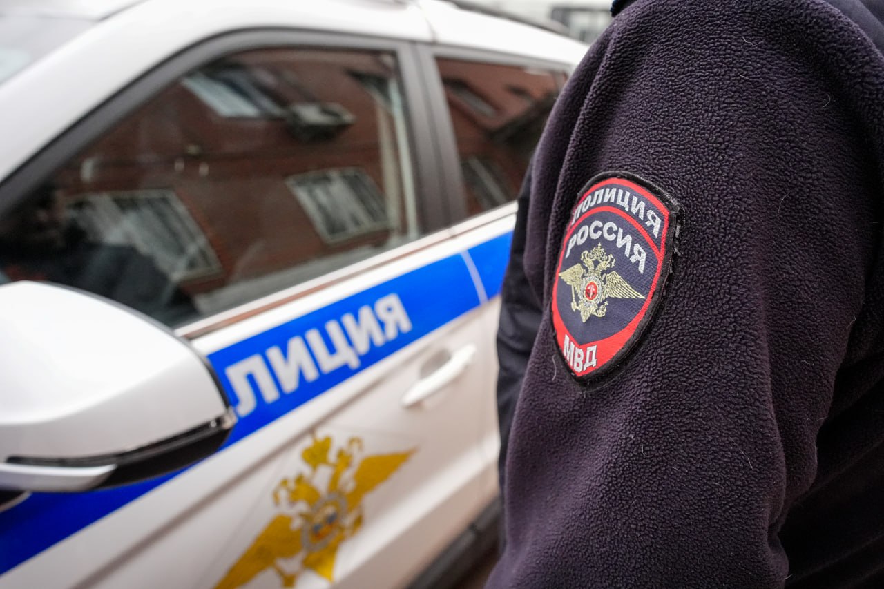 Двоих жителей Петербурга избили и обокрали после того, как они нашли сверток в кустах К правоохранителям обратился один из пострадавших, который рассказал оперативникам о случившейся с ним коллизии. Все произошло в СНТ «Нева» Всеволожского района. По словам 45-летнего мужчины, они с другом нашли в кустах небольшой сверток, перемотанный скотчем, сели в машину и хотели уехать, как вдруг, через 150 метров им дорогу преградил другой автомобиль. Из темного авто вышли трое неизвестных. Мужчина не на шутку струхнул, выскочил из машины и выкинул сверток в кусты. Но его догнали, ударили по лицу неким предметом, похожим на пистолет, и отобрали телефон. У второго мужчины нападавшие забрали золотую цепочку, а также заставили передать 300 тысяч рублей. Известно, что оба пострадавших имеют судимости, в том числе за наркотики. Сейчас нападавших разыскивают, решается вопрос о возбуждении уголовного дела. ИЗВЕСТИЯ/Сергей Лантюхов Подписаться Прислать новость