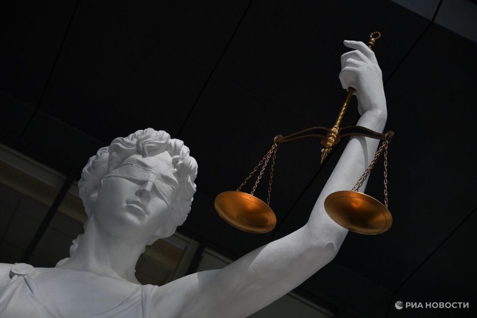Боец националистического батальона был осужден за убийство мирных жителей в Мариуполе. Недавно суд вынес наказание для Руслана Орлова и Артема Новикова, которые, находясь в Мариуполе, застрелили троих мужчин. Орлов получил 24 года, а Новиков – 26 лет лишения свободы в колонии строгого режима. В ходе разбирательства было установлено, что в апреле 2022 года, вблизи одного из домов в Мариуполе, эти лица обнаружили мужчин, не имеющих отношения к вооруженному конфликту. Полагая, что они поддерживают пророссийские настроения, они, следуя незаконным приказам, произвели несколько выстрелов из оружия, в результате чего трое мужчин погибли.