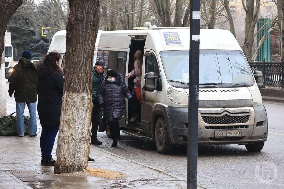 Волгоградка взыскала с маршрутчика 20 тысяч за падение  Женщина упала в салоне при резком торможении.  В Волгограде сотрудники прокуратуры помогли пенсионерке добиться компенсации морального вреда после падения в маршрутке. Об этом сообщили в пресс-службе прокуратуры Волгоградской области.  27 февраля 2024 года 70-летняя женщина ехала в маршрутке. Общественный транспорт ехал со стороны улицы Чебышева в сторону улицы Казахской в Советском районе Волгограда. Маршрутка резко затормозила, пассажирка упала. Она получила травмы легкой степени тяжести.  - При обращении в прокуратуру заявительница сообщила об ухудшении самочувствия после падения, указав на необходимость приема дополнительных лекарственных препаратов, а также отсутствие попыток урегулирования сложившейся ситуации со стороны владельца транспортного средства, - отметили в волгоградской прокуратуре.  В суд было подано исковое заявление о взыскании в пользу пенсионерки компенсации морального вреда. Перевозчика обязали выплатить женщине 20 тысяч рублей.