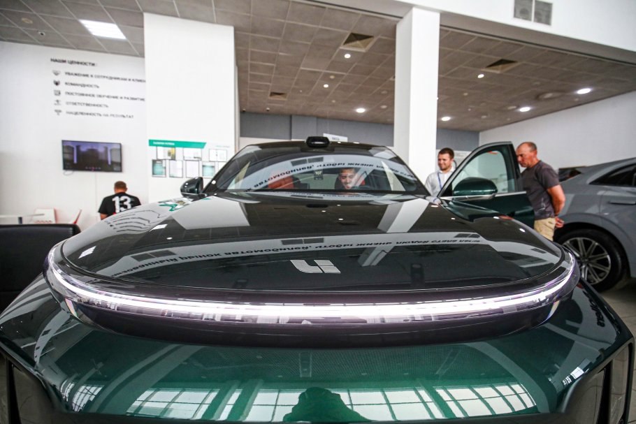 Продажи премиальных китайских автомобилей рухнули в России Согласно данным аналитического агентства Автостат Инфо продажи ряда китайских люксовых марок упали более чем в два раза У Lixiang число проданных машин снизилось на 45 по сравнению с аналогичным периодом прошлого года Аналогичная ситуация наблюдается и с Zeekr С января по ноябрь 2024 года было продано немногим более 2 9 тысячи машин этой марки Модели Tank разошлись тиражом в 16 6 тысячи штук что на 37 1 хуже показателей прошлого года когда было продано более 26 3 тысячи Танков Тем не менее Avatr увеличил продажи на 65 5 реализовав с начала года чуть более 1 1 тысячи машин Hongqi также показал рост продав 8 7 тысячи машин что на 37 2 больше чем годом ранее Фото РИА Новости Подробности в материале Российской газеты